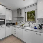 Renovated Penthouse Near Marina & *