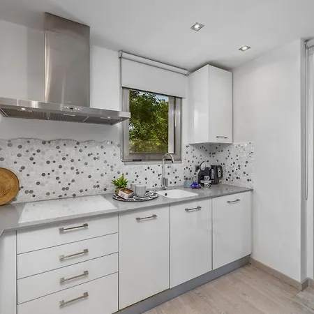 Renovated Penthouse Near Marina & Apartament