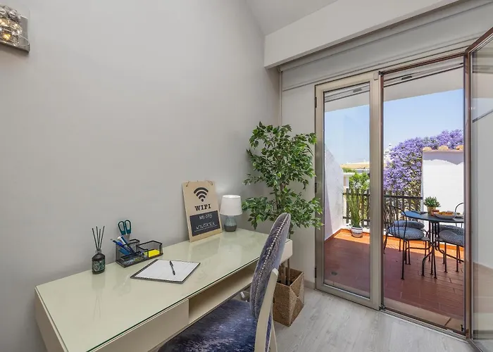 Renovated Penthouse Near Marina & *