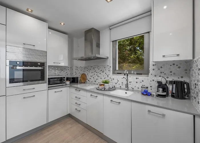 Renovated Penthouse Near Marina & *