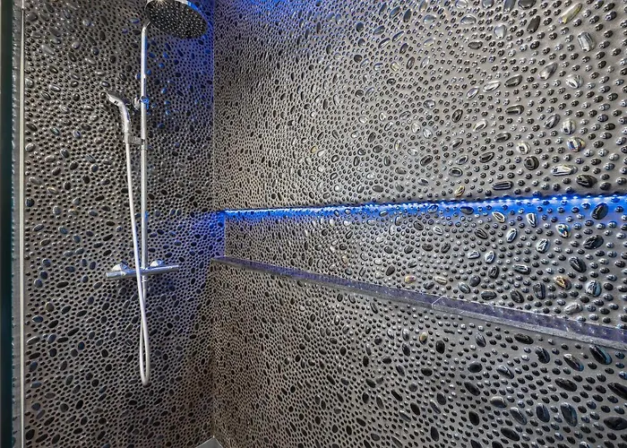 Renovated Penthouse Near Marina &