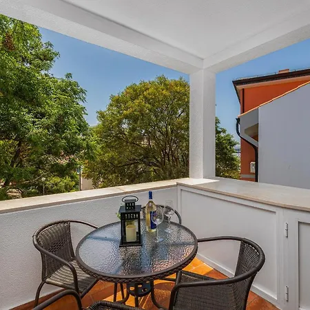 Renovated Penthouse Near Marina &