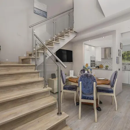 Renovated Penthouse Near Marina & Διαμέρισμα Βιλαμούρα