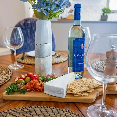 Renovated Penthouse Near Marina & Διαμέρισμα *