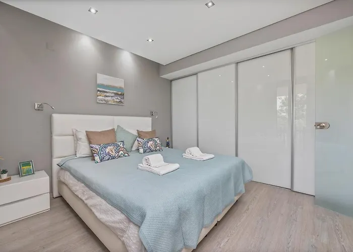 Renovated Penthouse Near Marina & *