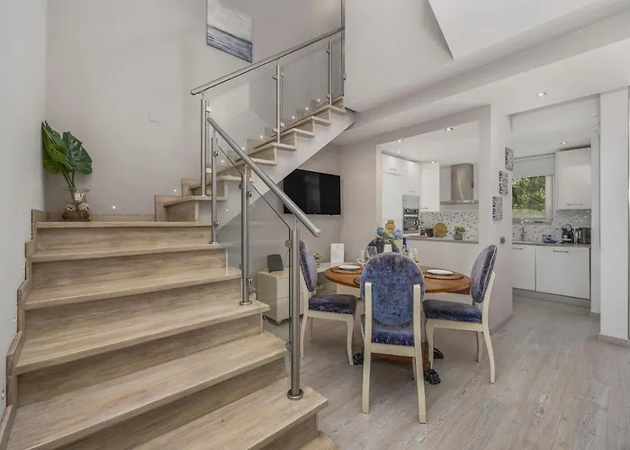 Renovated Penthouse Near Marina & Апартаменты Виламура