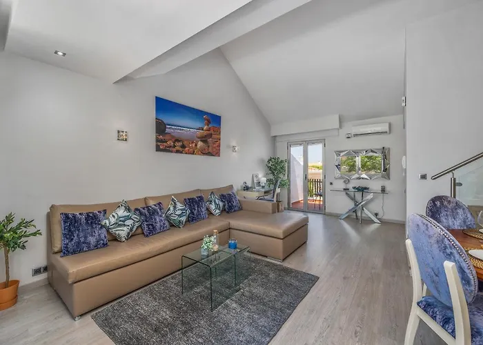 Renovated Penthouse Near Marina & Виламура
