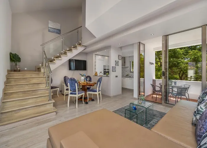 Апартаменты Renovated Penthouse Near Marina &