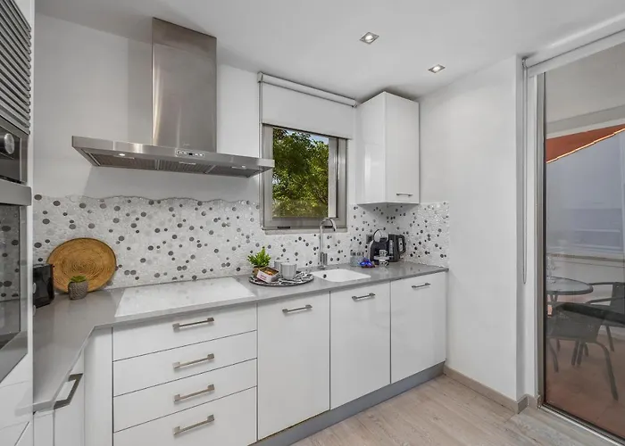 Renovated Penthouse Near Marina & Апартаменты