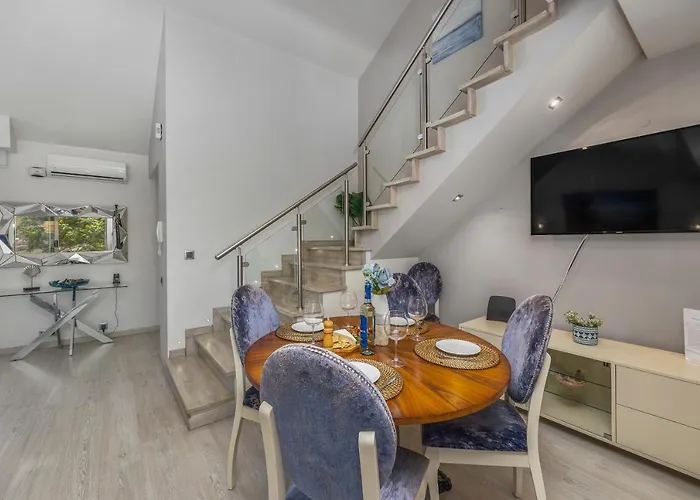 Апартаменты Renovated Penthouse Near Marina & Виламура