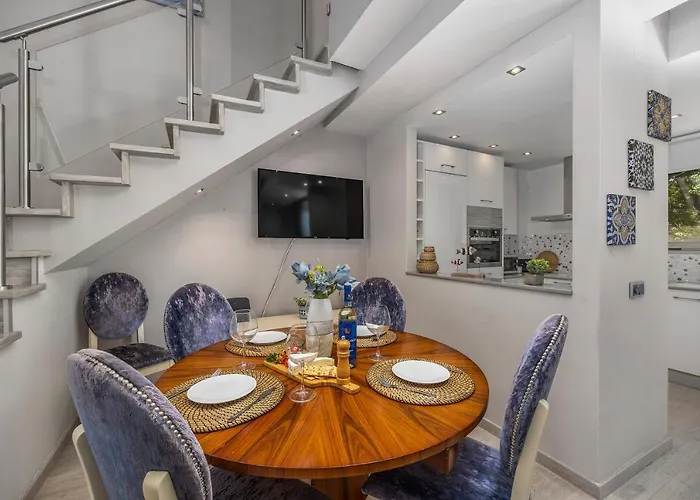 Апартаменты Renovated Penthouse Near Marina & *