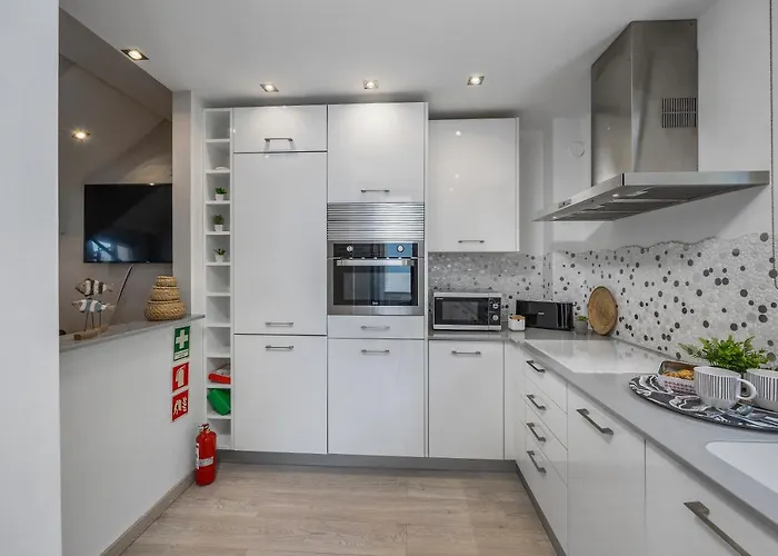 Renovated Penthouse Near Marina & Виламура