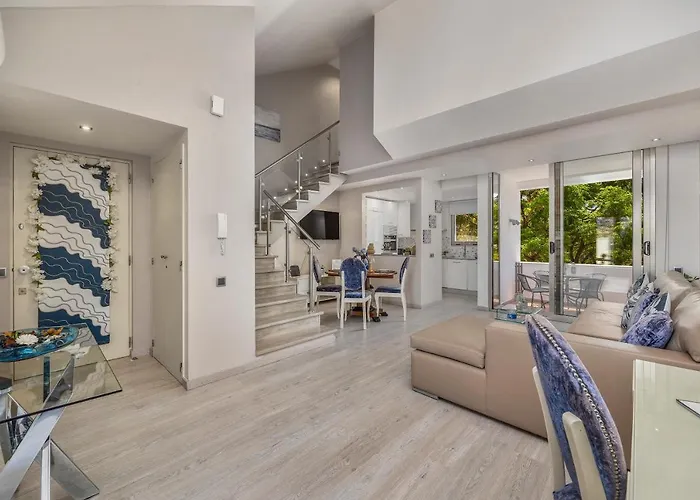 Апартаменты Renovated Penthouse Near Marina & Виламура