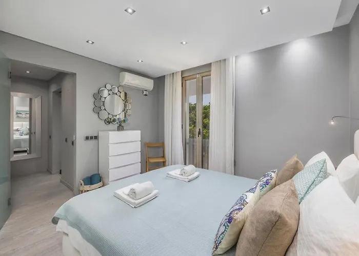 Renovated Penthouse Near Marina & * Виламура