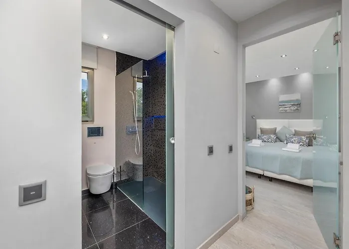 Renovated Penthouse Near Marina & Апартаменты *