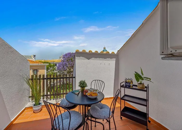 Renovated Penthouse Near Marina & Апартаменты
