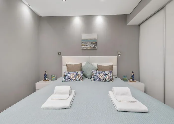 Renovated Penthouse Near Marina & Апартаменты Виламура