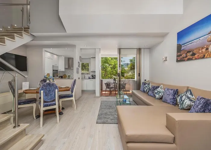 Renovated Penthouse Near Marina & Виламура