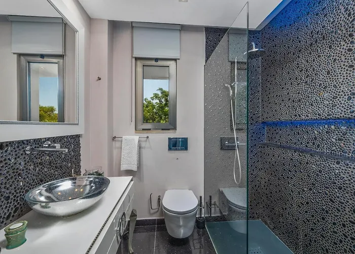 Апартаменты Renovated Penthouse Near Marina &