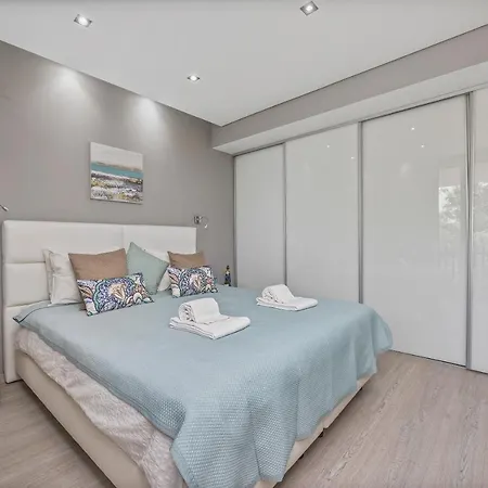 Renovated Penthouse Near Marina & *