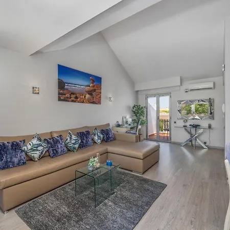 Renovated Penthouse Near Marina & Βιλαμούρα