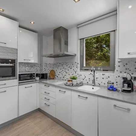 Renovated Penthouse Near Marina & *