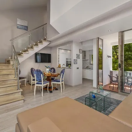 Διαμέρισμα Renovated Penthouse Near Marina &