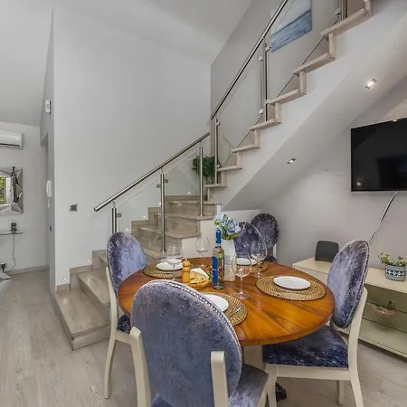 Διαμέρισμα Renovated Penthouse Near Marina & Βιλαμούρα