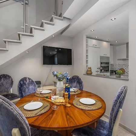 Διαμέρισμα Renovated Penthouse Near Marina & *