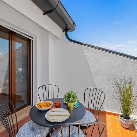 Renovated Penthouse Near Marina & * Βιλαμούρα