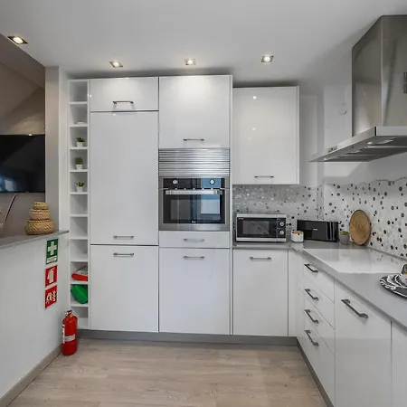 Renovated Penthouse Near Marina & Βιλαμούρα