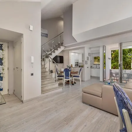 Διαμέρισμα Renovated Penthouse Near Marina & Βιλαμούρα