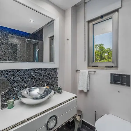 Διαμέρισμα Renovated Penthouse Near Marina & *