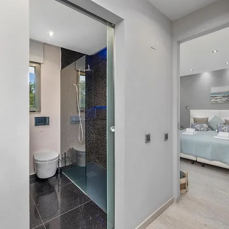 Renovated Penthouse Near Marina & Διαμέρισμα *
