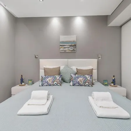 Renovated Penthouse Near Marina & Διαμέρισμα Βιλαμούρα