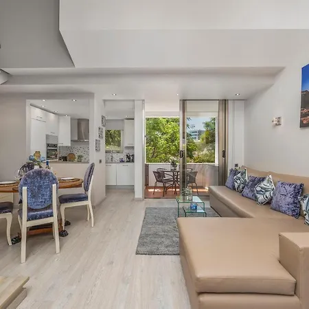 Renovated Penthouse Near Marina & Βιλαμούρα